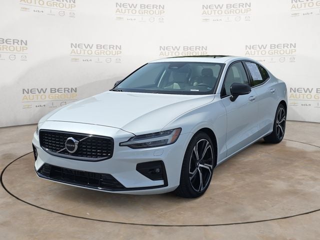 2024 Volvo S60 B5 Core Dark Theme