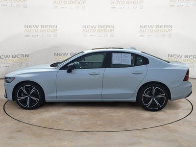 2024 Volvo S60 B5 Core Dark Theme