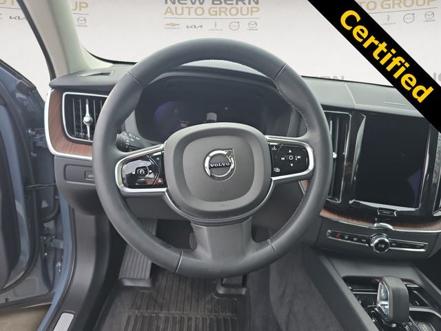 2023 Volvo XC60 B5 Plus Dark Theme