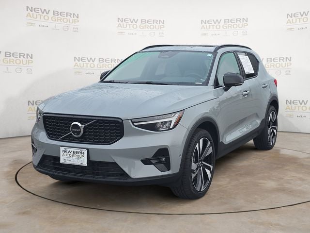 2024 Volvo XC40 B5 Plus Dark Theme