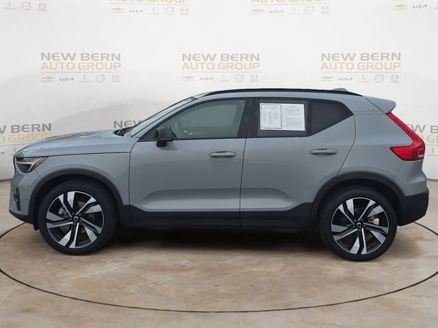 2024 Volvo XC40 B5 Plus Dark Theme