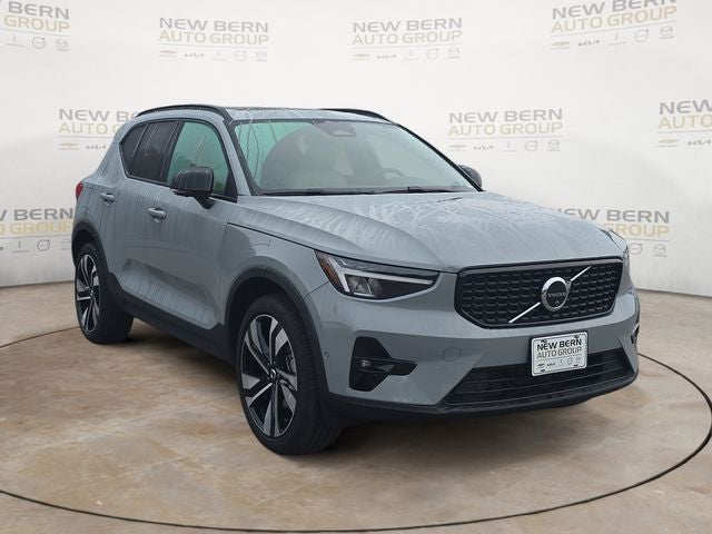 2024 Volvo XC40 B5 Plus Dark Theme
