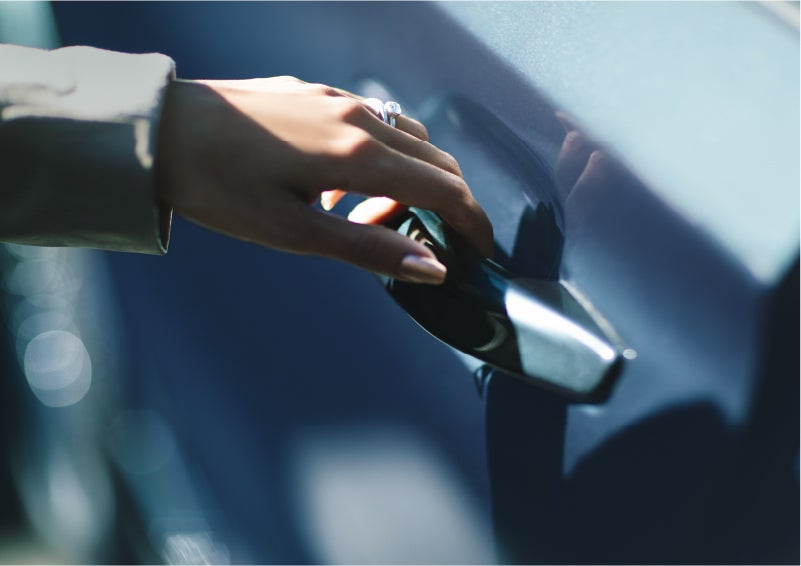 A hand gracefully grips the Light Touch Handle of a 2023 Lincoln Aviator® SUV to demonstrate its ease of use | Lincoln of New Bern in New Bern NC