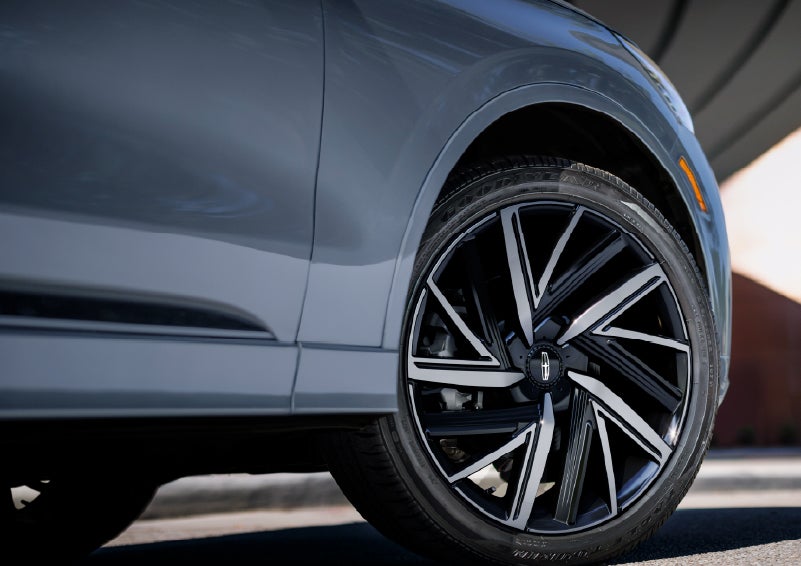 The wheel of the 2027 Lincoln Aviator® Black Label™ SUV is shown slightly angled out. | Lincoln of New Bern in New Bern NC